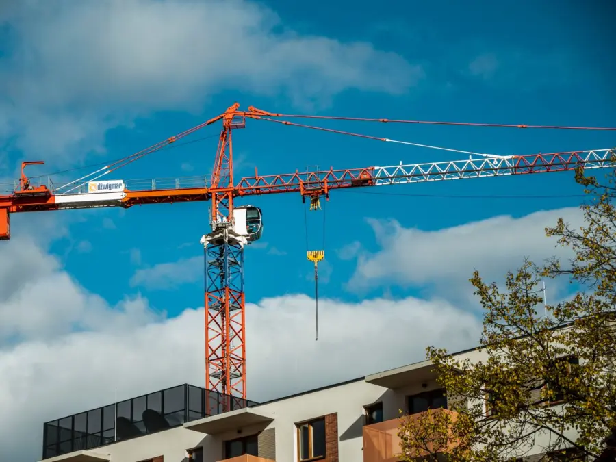 Cantieri e contesto urbano: cosa succede quando si interviene su immobili già costruiti